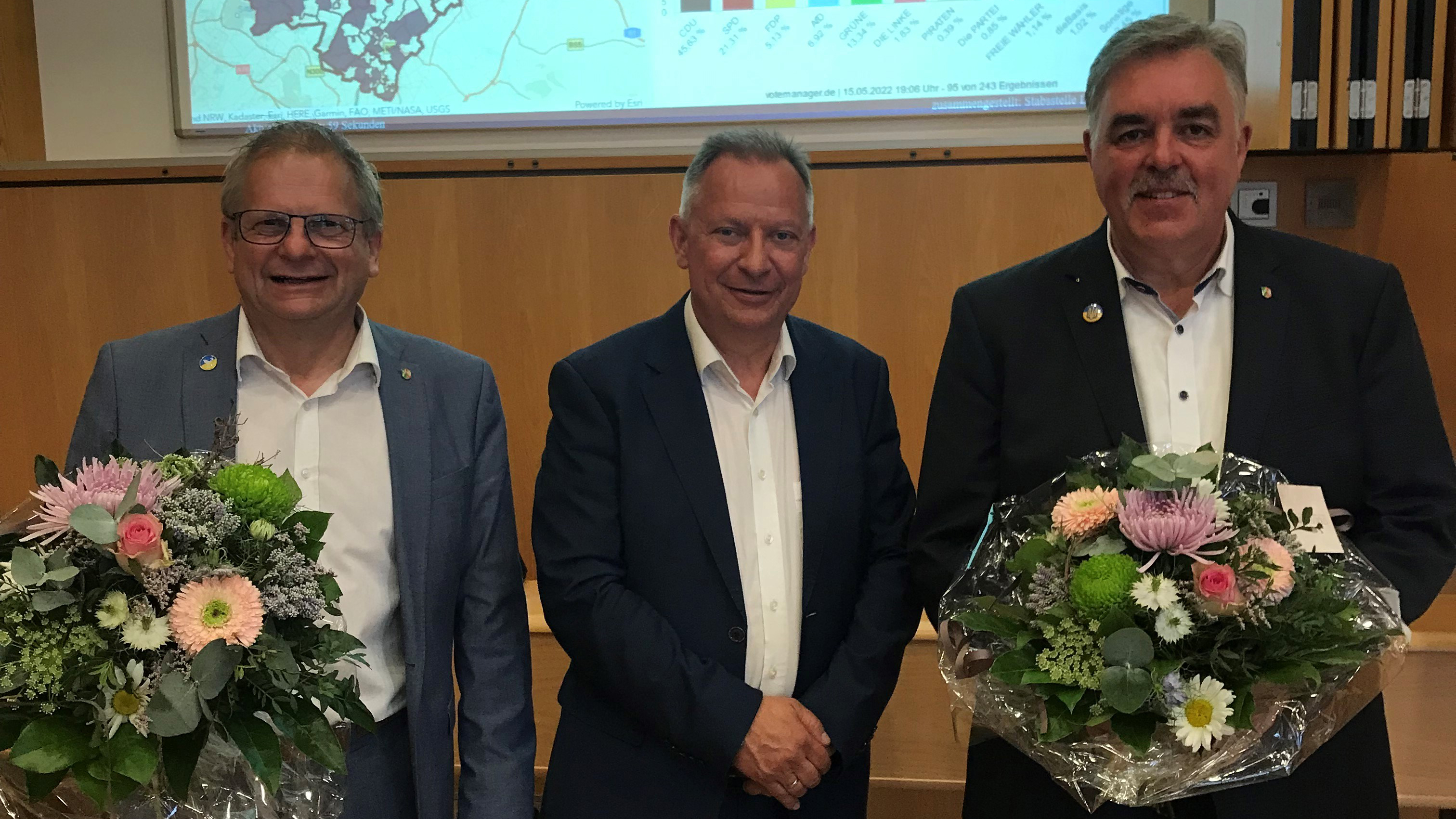 Landrat Stephan Pusch (Mitte) gratuliert den beiden Landtagsabgeordneten Thomas Schnelle und Bernd Krückel. (Foto: KuBa)